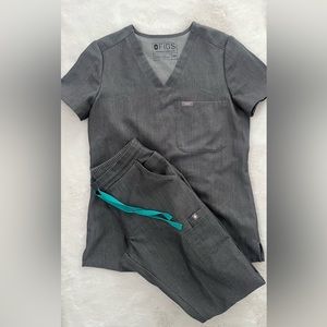 Figs graphite scrub set